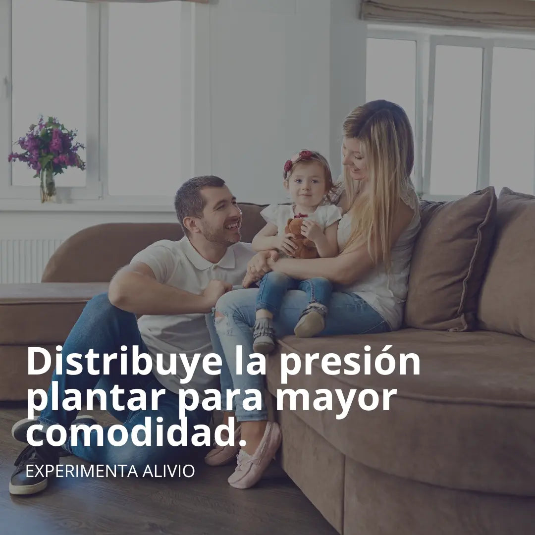 Familia disfrutando de confort en casa con plantillas aloe vera CLIVS que distribuyen la presión plantar para mayor comodidad y bienestar.