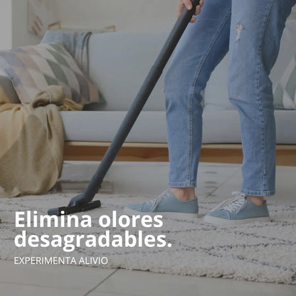 Persona aspirando alfombra con zapatillas equipadas con plantillas aloe vera CLIVS, diseñadas para eliminar olores desagradables y mantener los pies frescos.