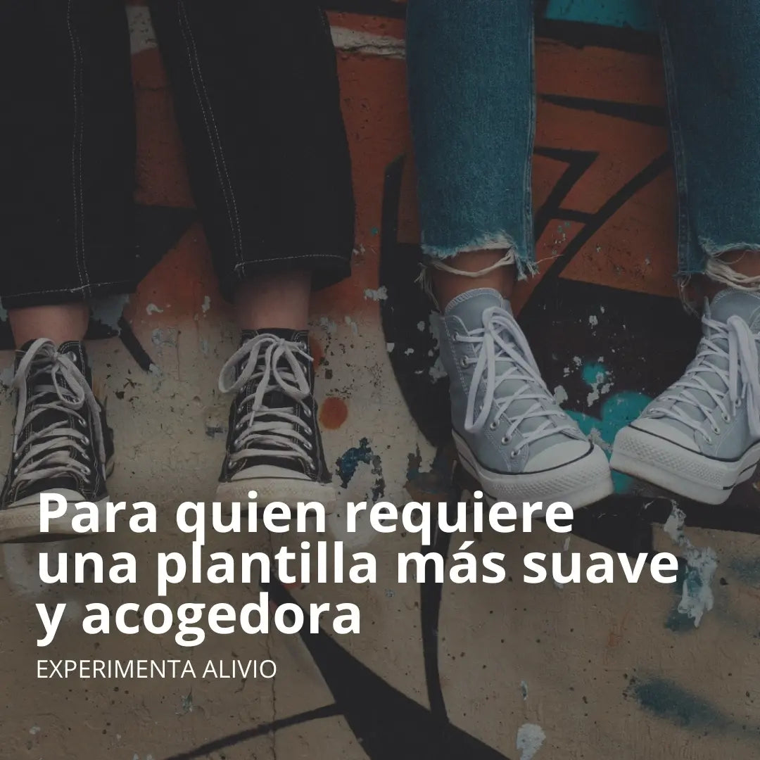 Zapatos casuales en un entorno urbano, destacando la compatibilidad con las plantillas memory CLIVS para mayor suavidad y comodidad.